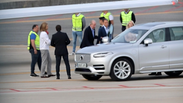 El Rey Juan Carlos llega a España.