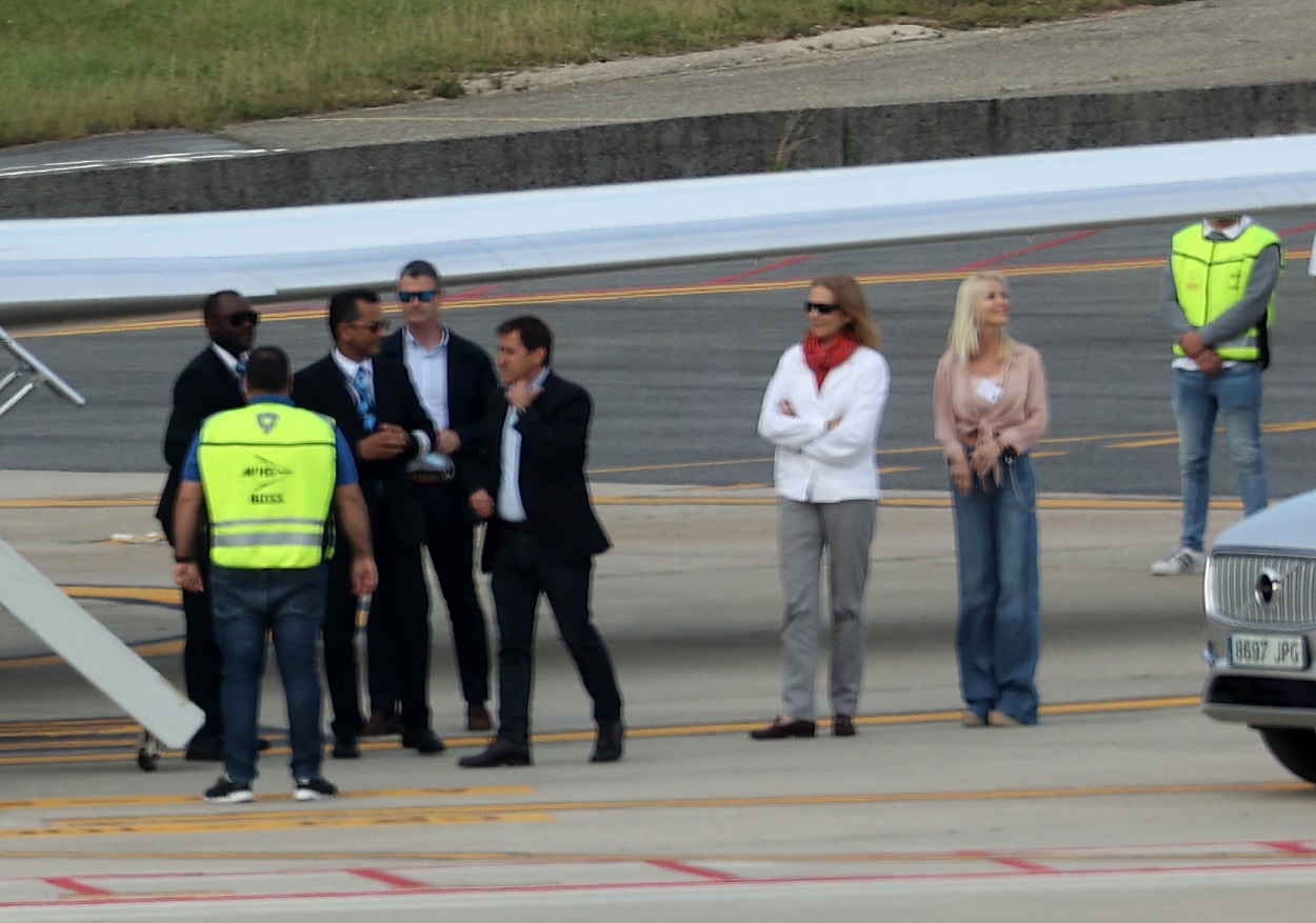 Pedro Campos y Cristina Franze esperan a Juan Carlos I en el aeropuerto de Vigo. EP