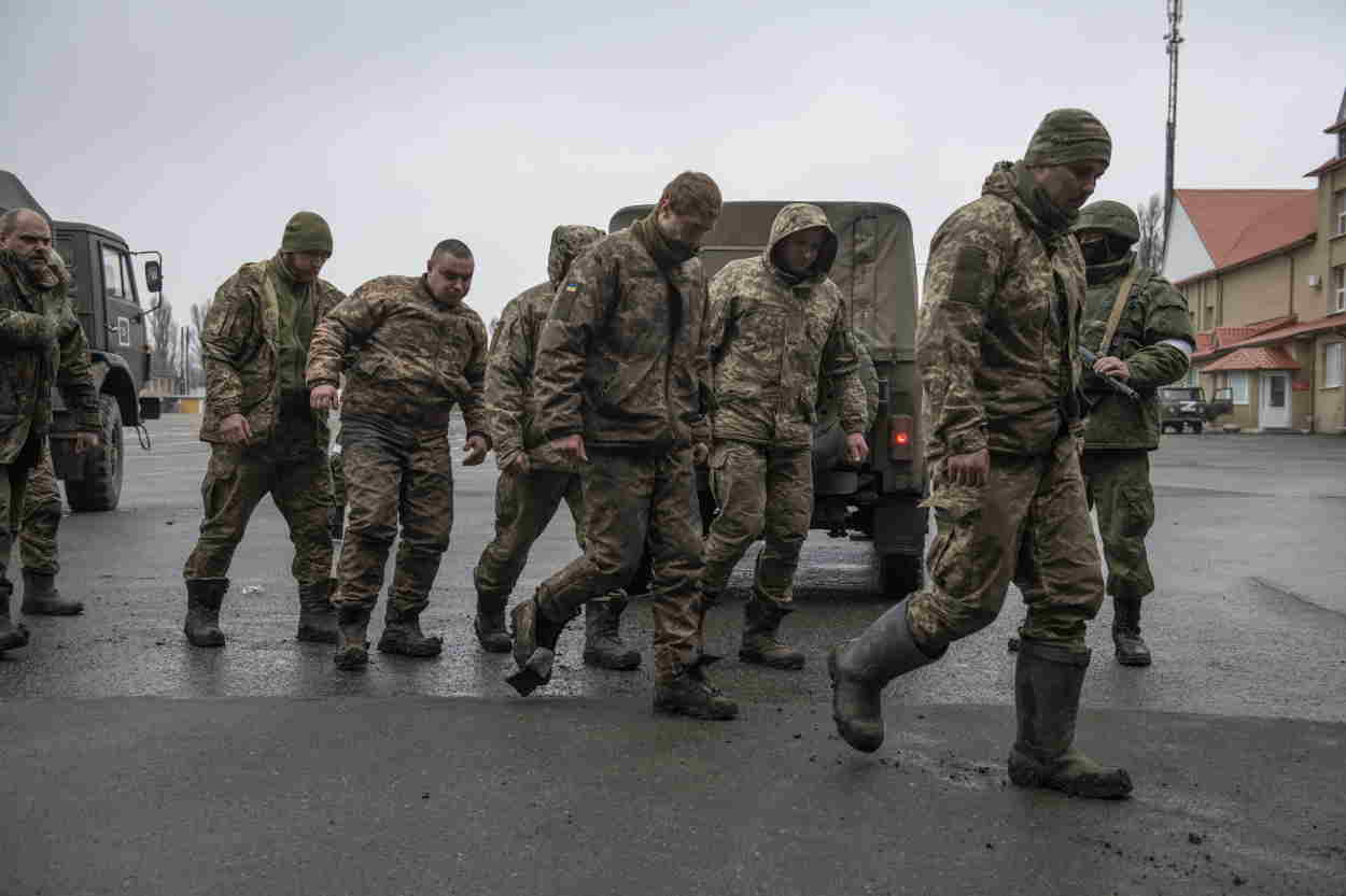 Soldados del ejército ucraniano que se rindieron voluntariamente son vistos en Lugansk  Europa Press
