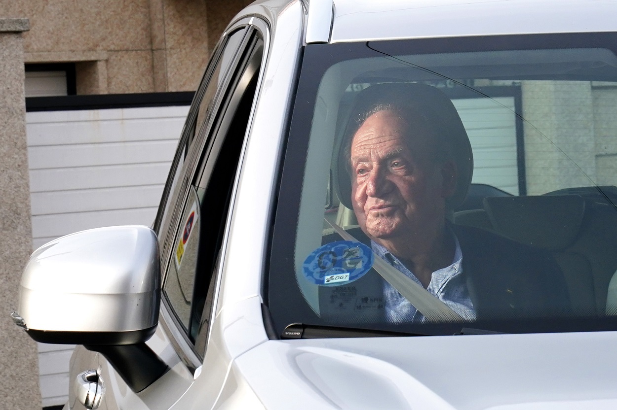 El rey emérito Juan Carlos I a su llegada a Sanxenxo. Fuente: Europa Press.