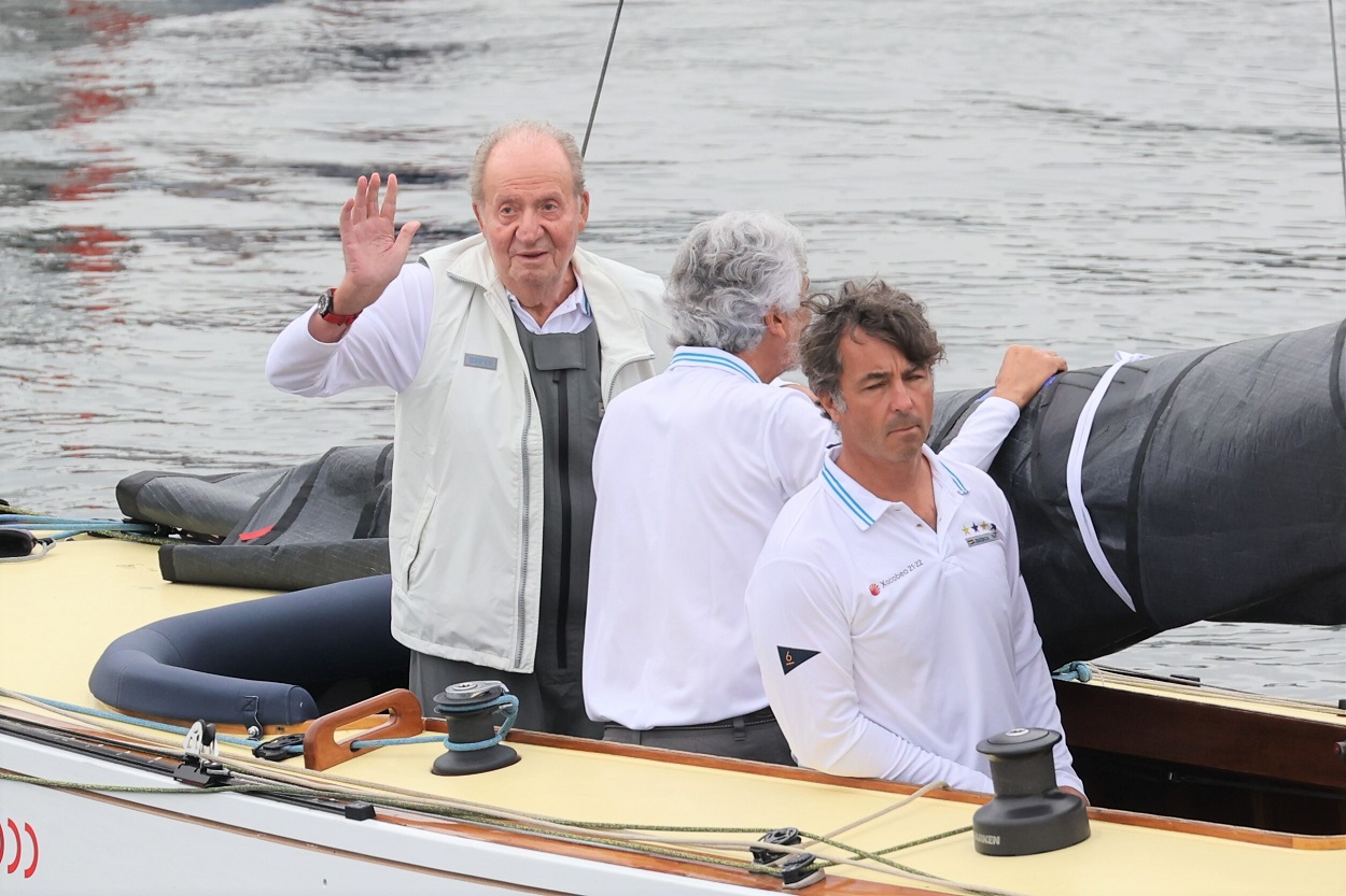 Juan Carlos I en la embarcación "Bribón" la Regata del IV Circuito Copa de España 2022 a 21 de Mayo de 2022 en Sanxenxo (España). Fuente: EP.