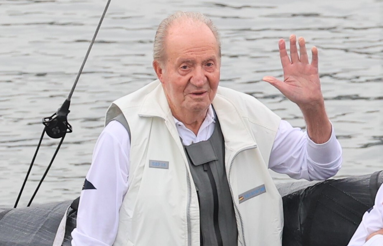 El rey emérito Juan Carlos I, a bordo de 'El Bribón' en Sanxenxo