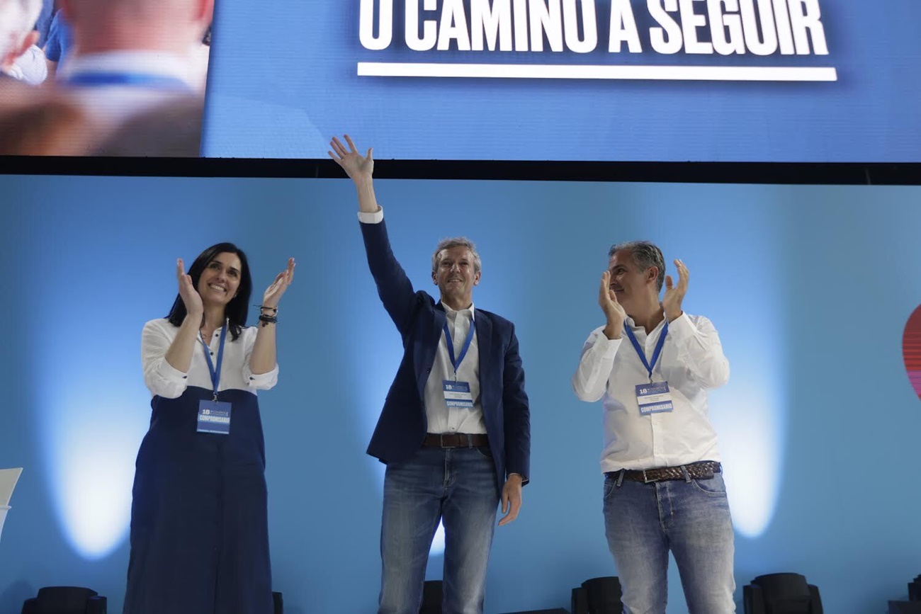 Paula Pardo, secretaria general del PP gallego, junto al líder de la formación, Alfonso Rueda, y presidente del Partido Popular de Pontevedra, Rafa Domínguez, en el 18º Congreso de la formación.