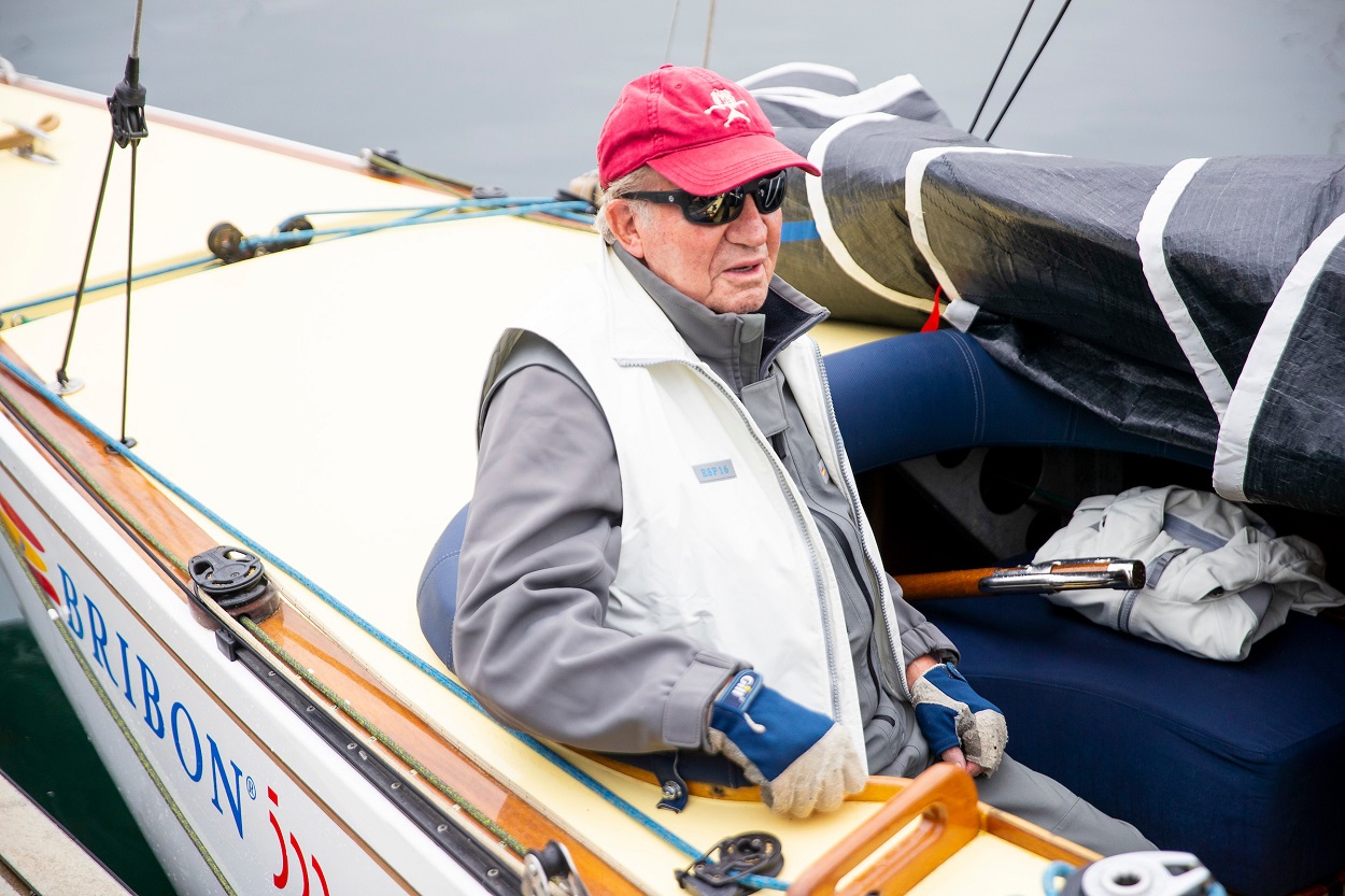 El Rey emérito Juan Carlos a bordo del Bribón en la clausura de la 3ª Regata del IV Circuito Copa de España. Fuente: Europa Press.