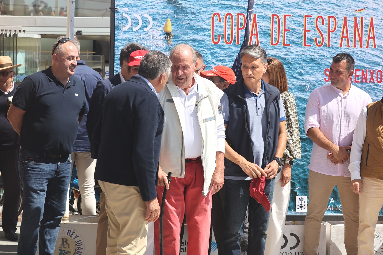 El rey Juan Carlos habla con el alcalde de Sansenxo, Telmo Martín, a su llegada al Náutico. Fuente: Europa Press.