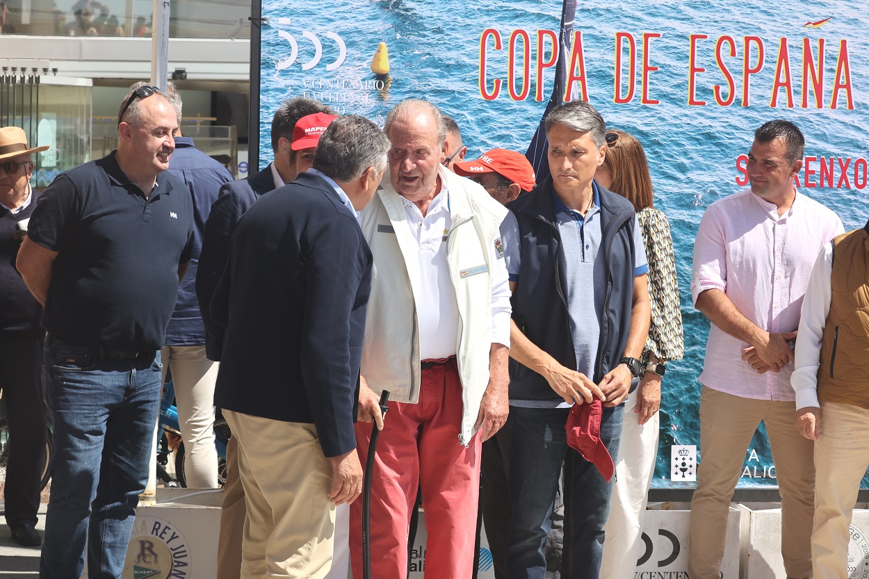 El rey Juan Carlos habla con el alcalde de Sansenxo, Telmo Martín, a su llegada al Náutico. Fuente: Europa Press.