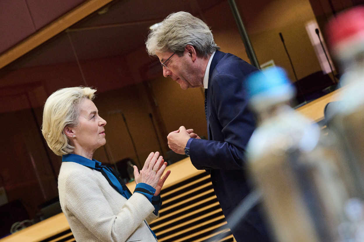 La presidenta de la Comisión Europea, Ursula Von der Leyen, y el comisario de Economía, Paolo Gentiloni. Europa Press