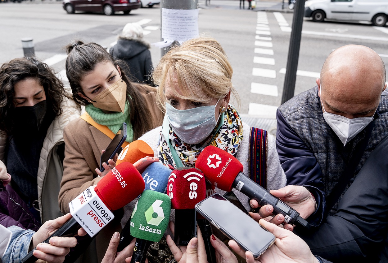 La expresidenta de Madrid, Esperanza Aguirre, atiende a los medios. EP
