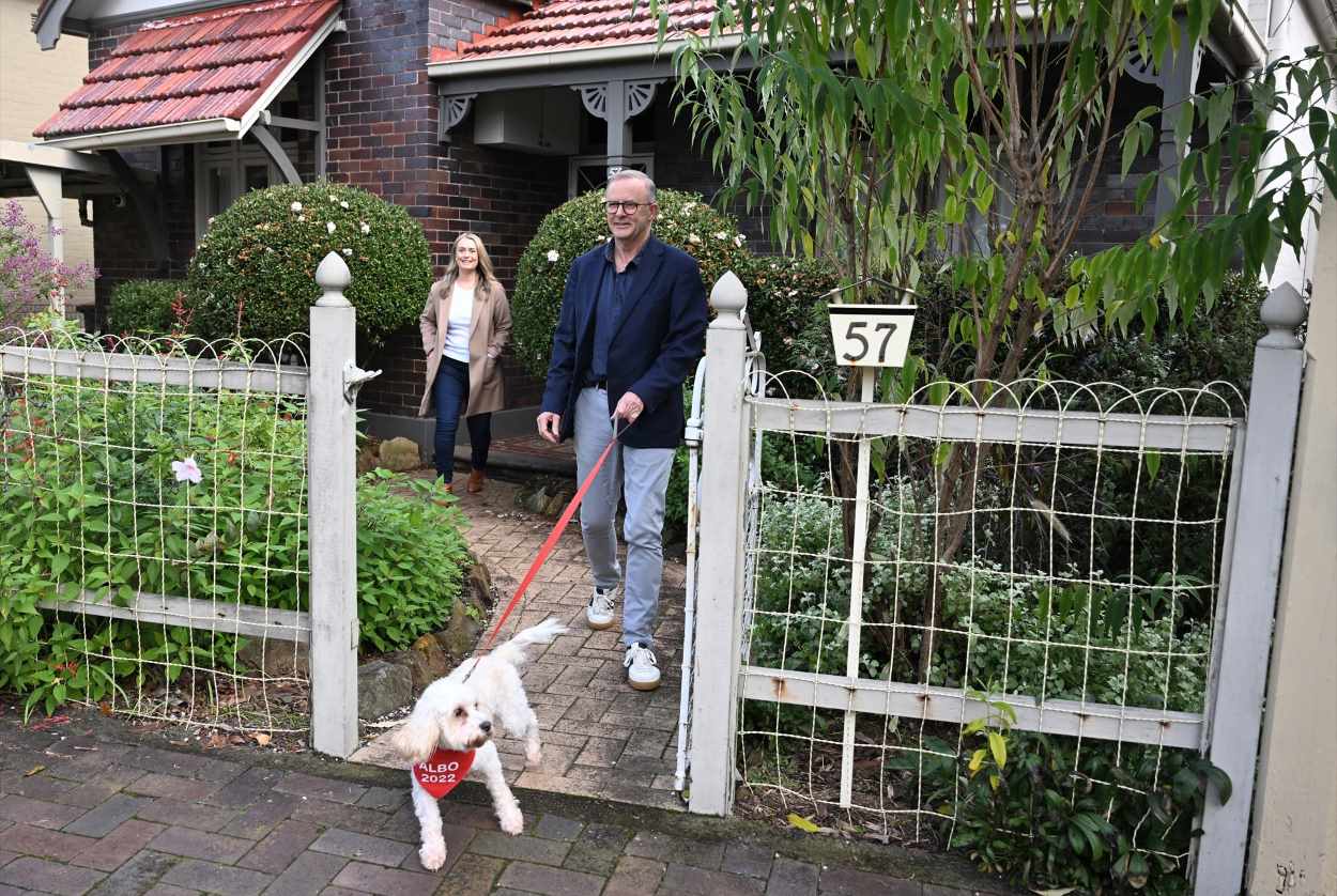 El elegido primer ministro de Australia, Anthony Albanese, sale de su casa para votar este sábado. EUROPAPRESS