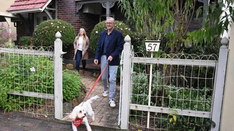 El elegido primer ministro de Australia, Anthony Albanese, sale de su casa para votar este sábado. EUROPAPRESS
