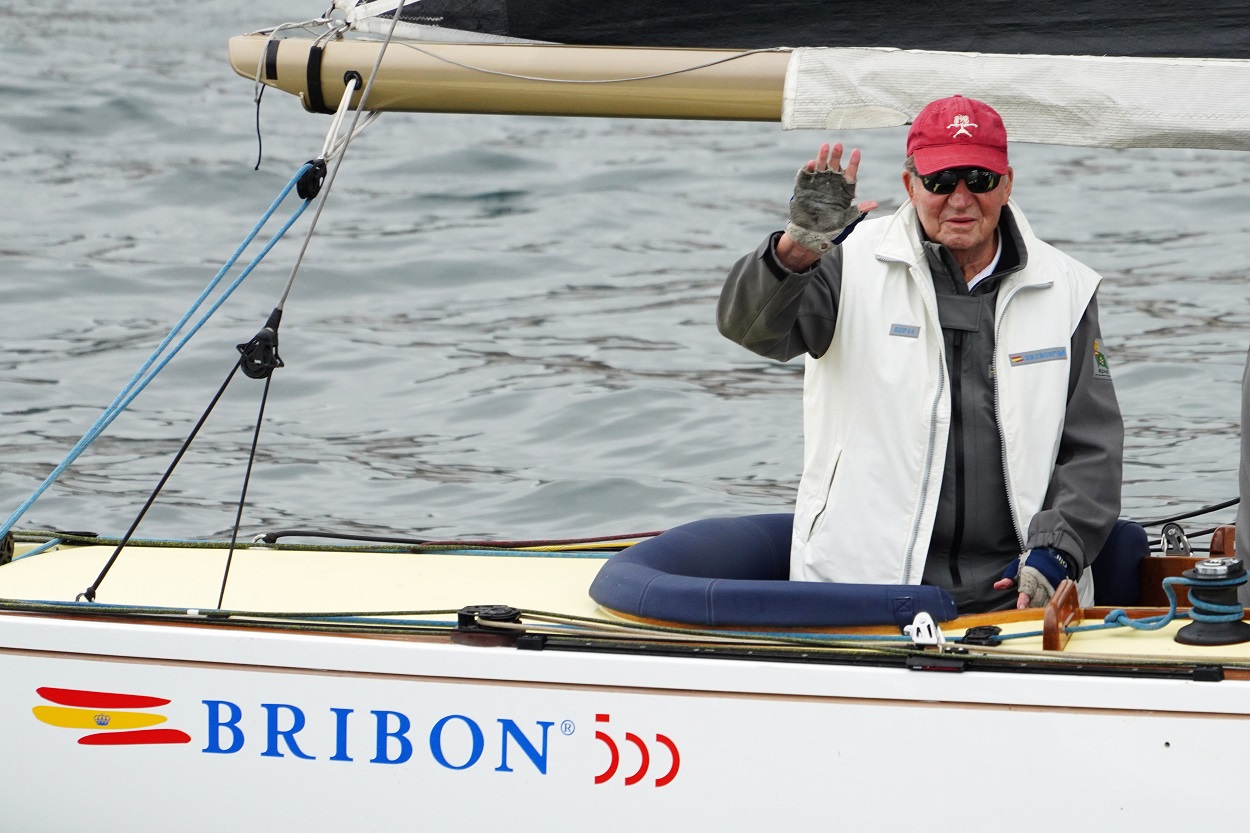 El rey emérito, Juan Carlos I, a bordo del 'Bribón'. EP