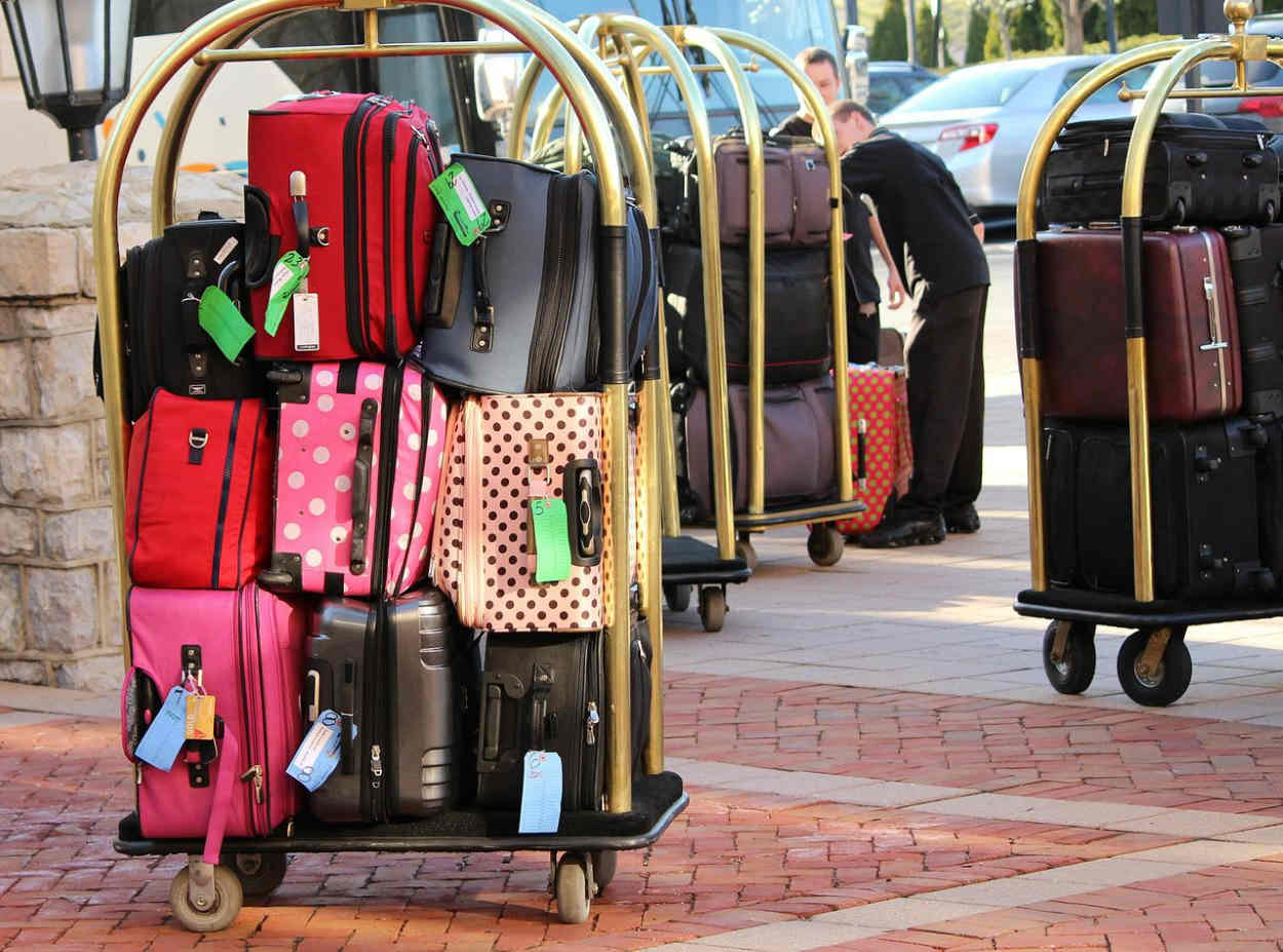 Carrito de maletas en la puerta de un hotel. Pixabay