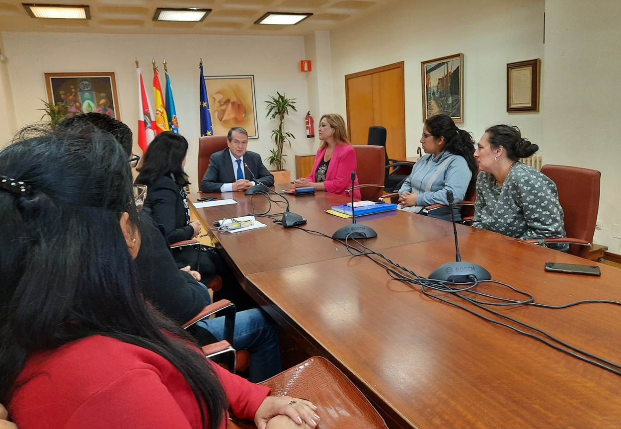 Imagen de la reunión de ayer de las familias con el alcalde de Vigo, Abel Caballero (Foto: Europa Press).