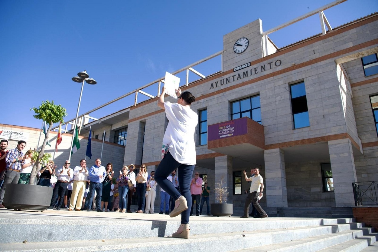 Macarena Olona, ante el Ayuntamiento de Salobreña, este martes. Fuente: Europa Press.