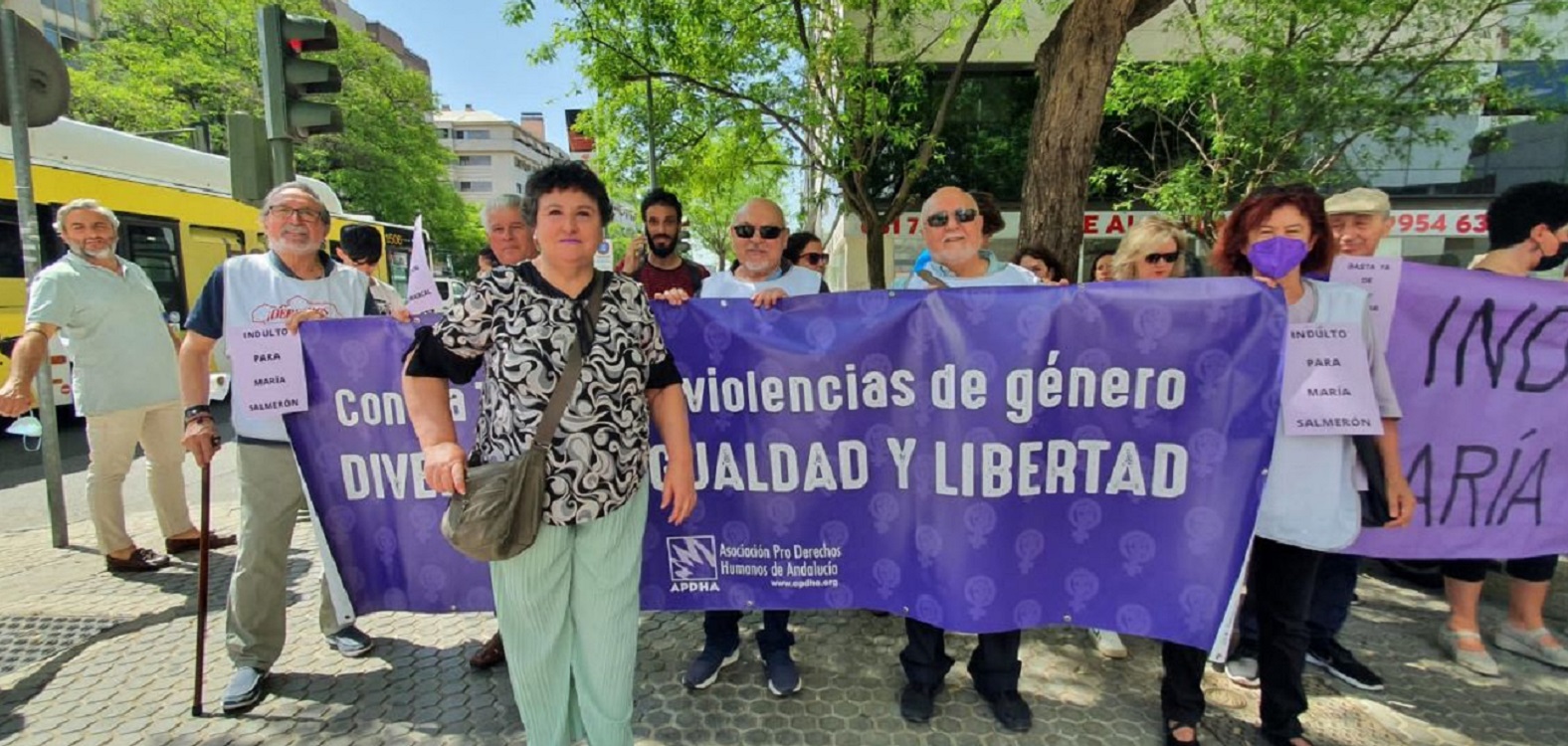 María Salmerón, junto a un grupo de simpatizantes, a su llegada a los juzgados de Sevilla. Fuente: EP.