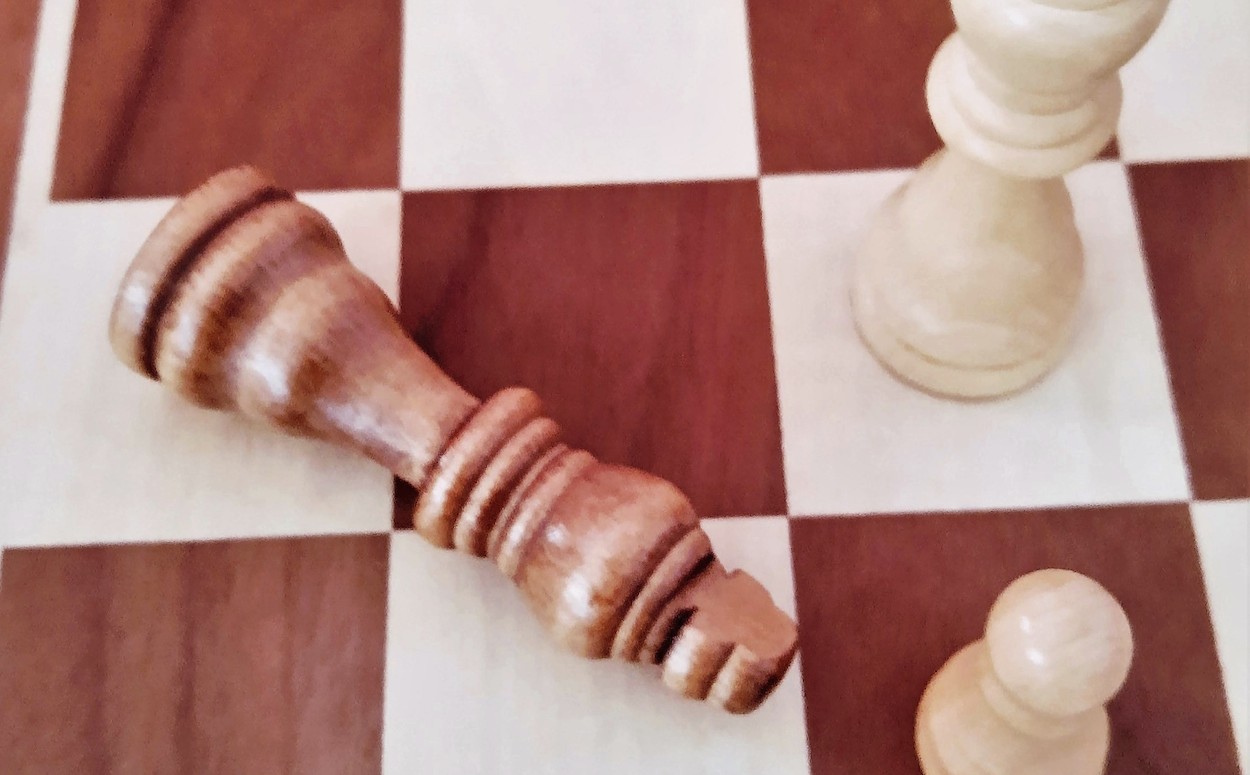 Una partida de ajedrez con el rey sobre las tablas.