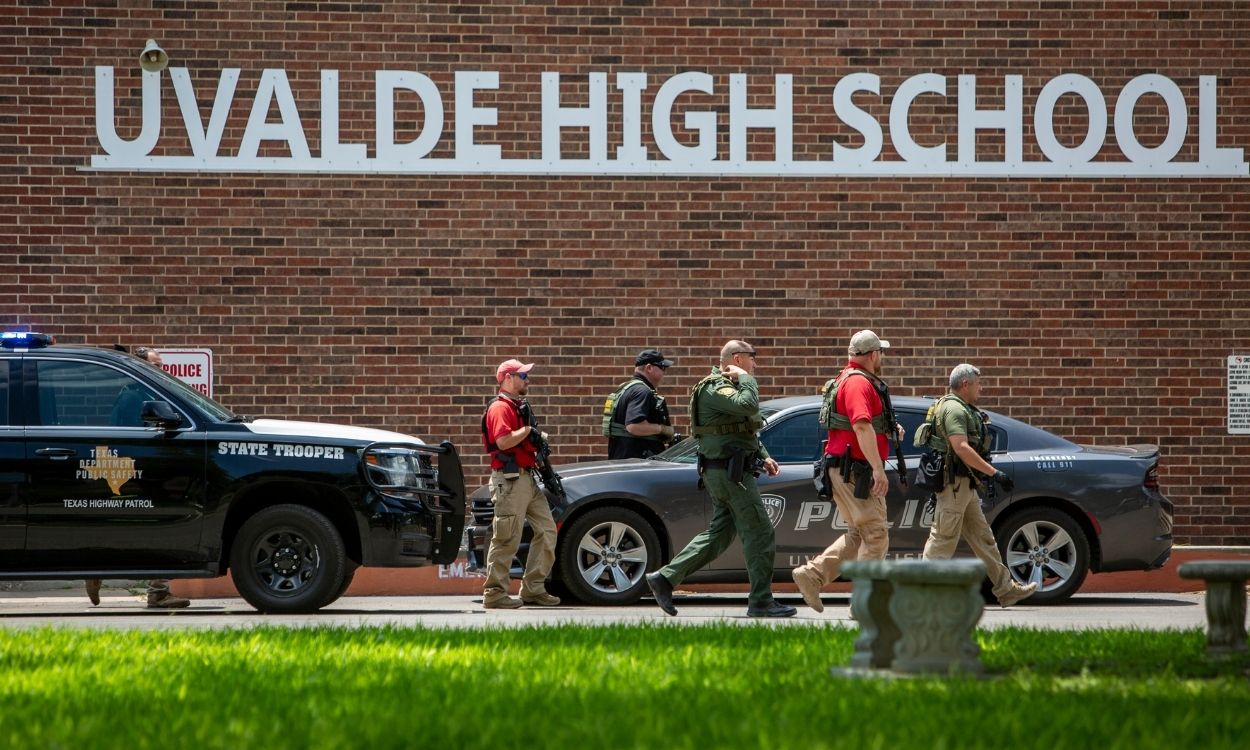 Agentes policiales investigan la escena del tiroteo en Texas. Europa Press.