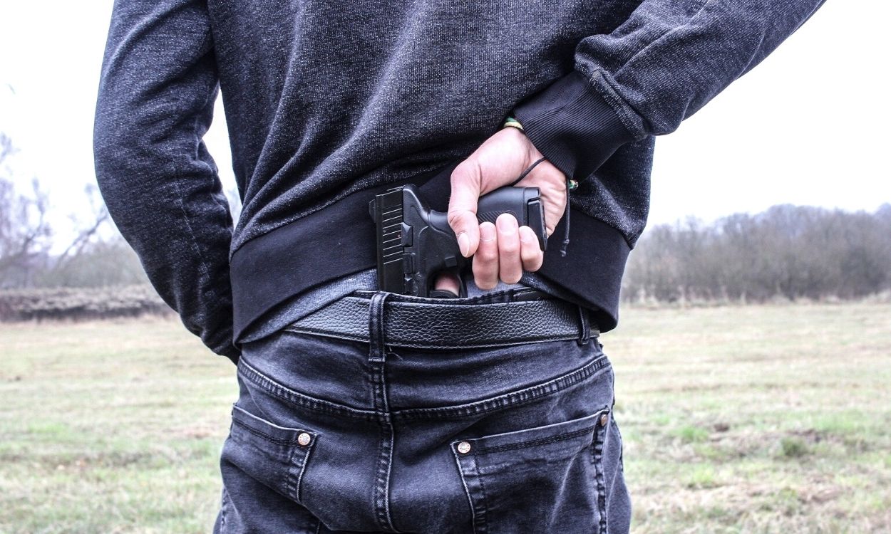 Imagen de archivo de un hombre con un arma