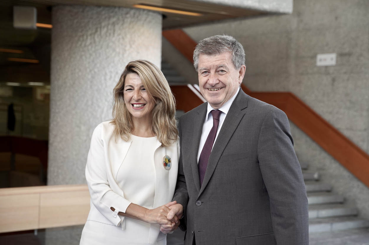 La ministra de Trabajo, Yolanda Díaz, junto al director general de la OIT, Guy Ryder