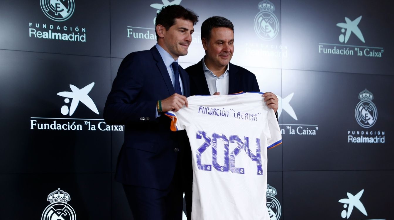 Iker Casillas, director adjunto de la Fundación Real Madrid, junto a Xavier Bertolín tras ratificar el acuerdo para seguir colaborando juntos en las escuelas de fútbol