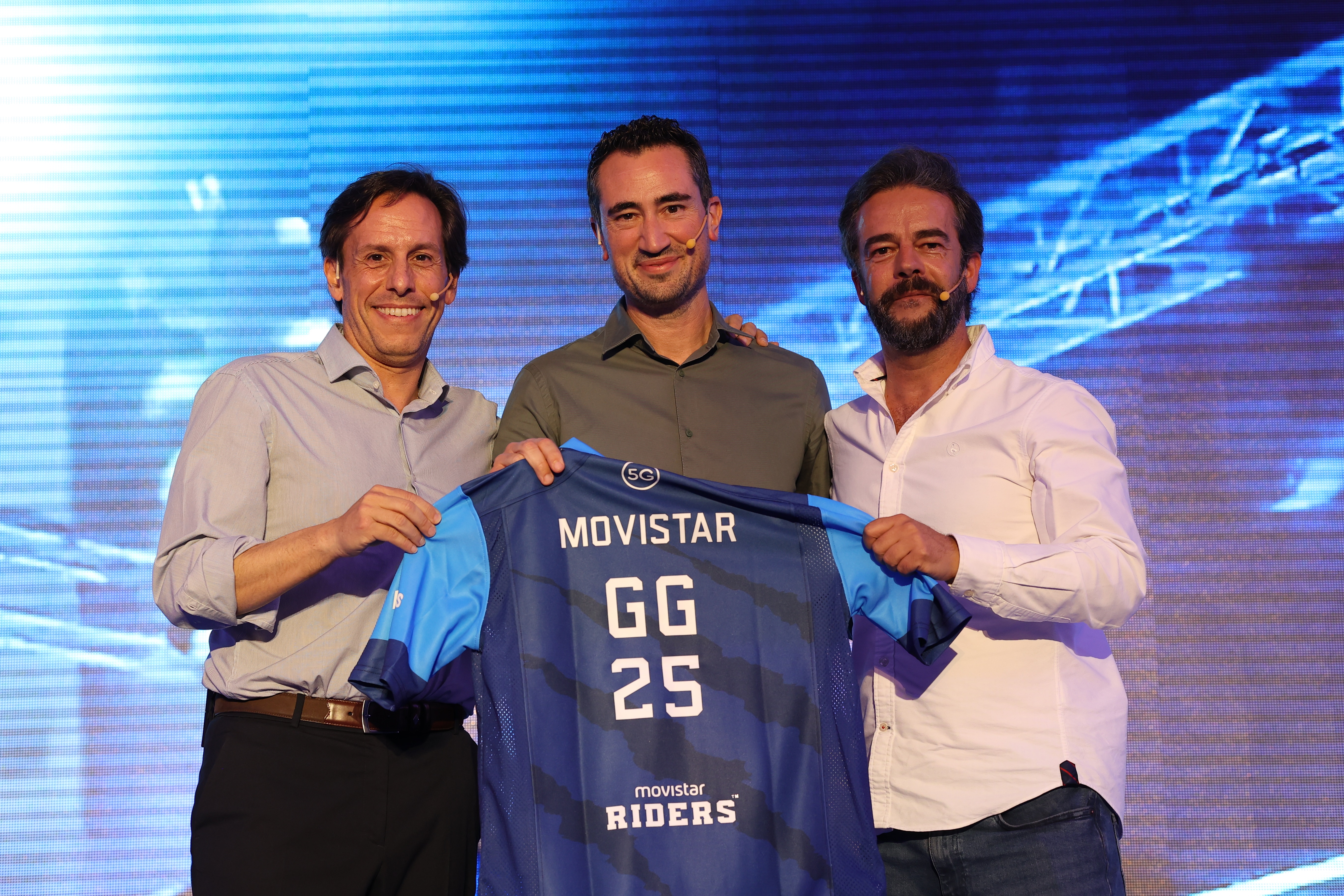 (De izquierda a derecha) Óscar Candiles, Carlos García-Acevedo y Aitor Goyenechea en la foto oficial de la renovación de patrocinio