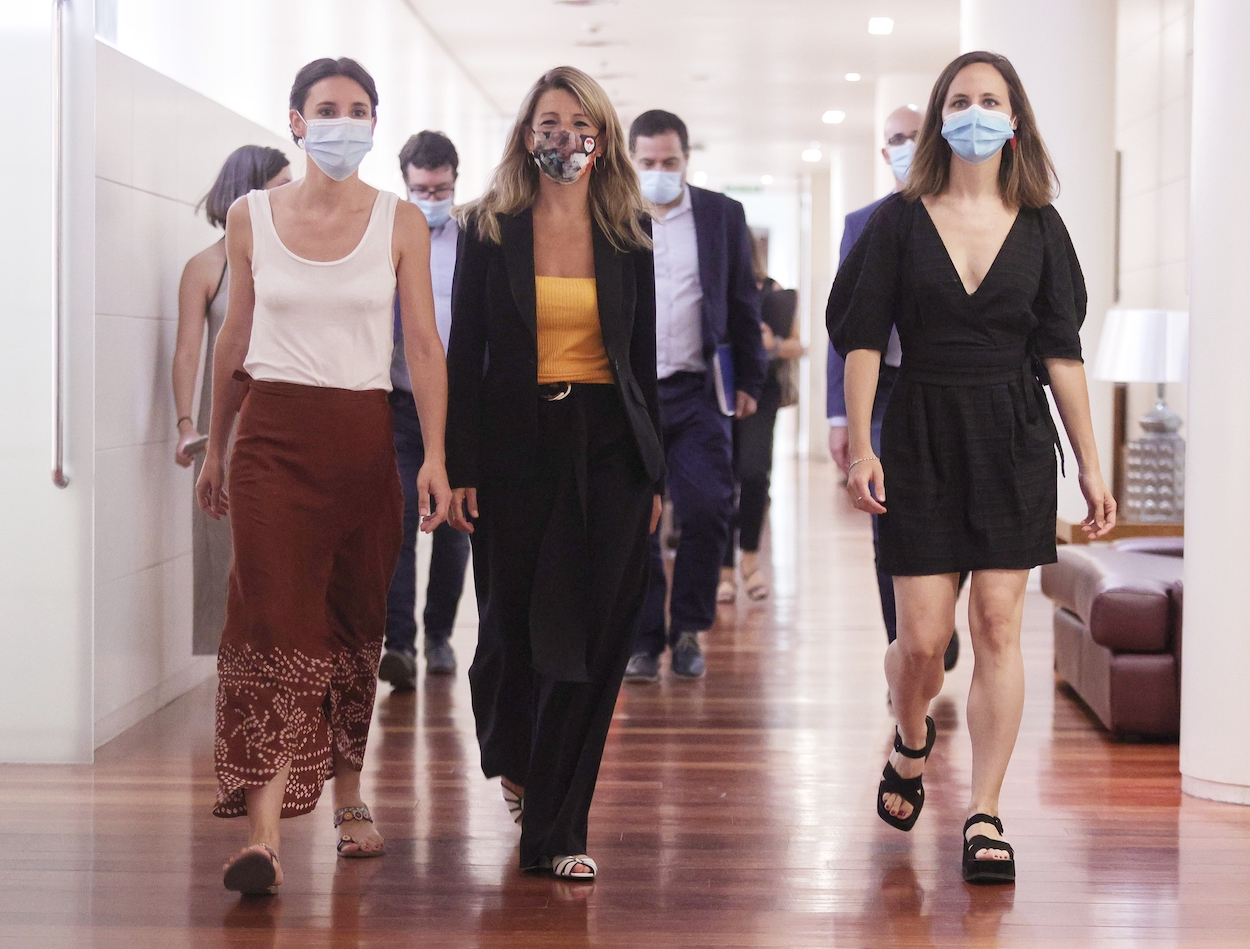 Irene Montero, Yolanda Díaz e Ione Belarra en los pasillos del Congreso