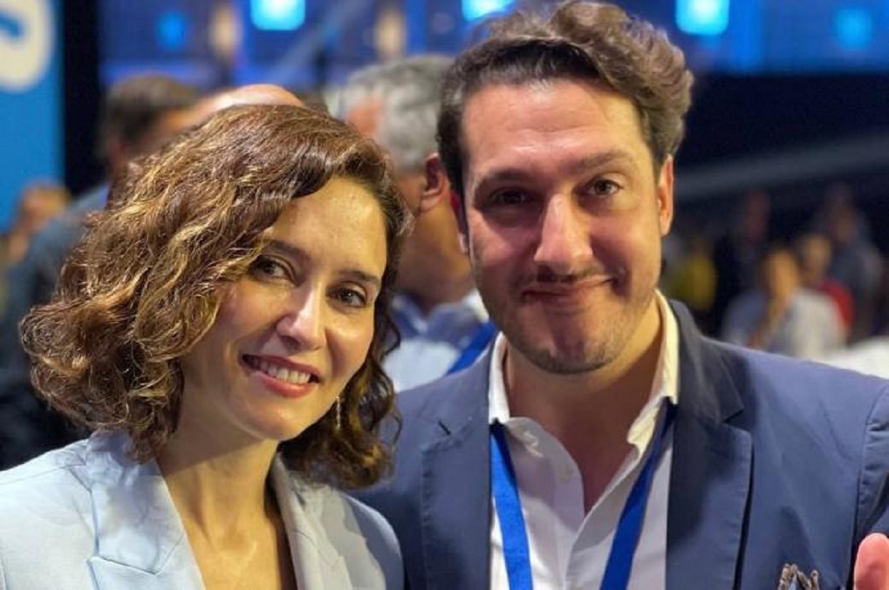 Isabel Díaz Ayuso y Javier Hurtado posan juntos