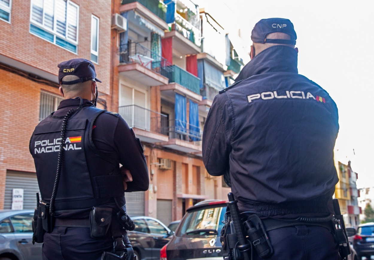 Dos agentes de la Policía Nacional, en una imagen de archivo. EP