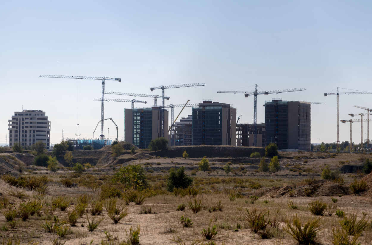 Varios edificios de viviendas a las afueras de Madrid. Europa Press