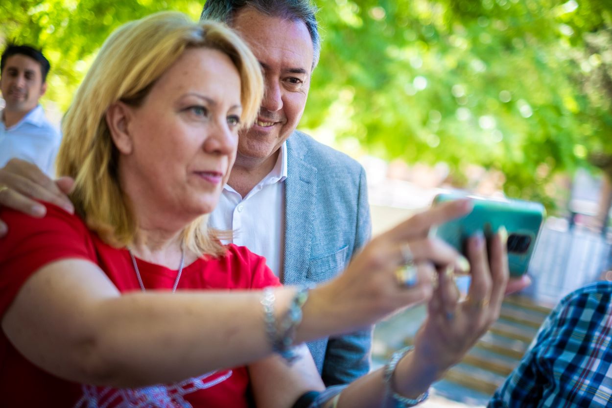 Juan Espadas fotografiándose con una simpatizante socialista, en Beas de Segura (Jaén)..