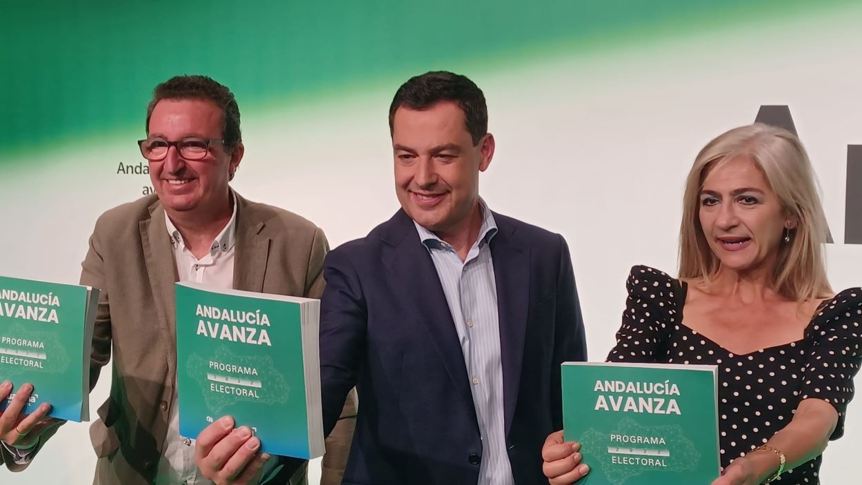 El presidente del PP de Huelva, Manuel Andrés González, el candidato a la reelección, Juan Manuel Moreno, y la consejera de Cultura y coordinadora del programa electoral, Patricia del Pozo, este viernes en Huelva. EP