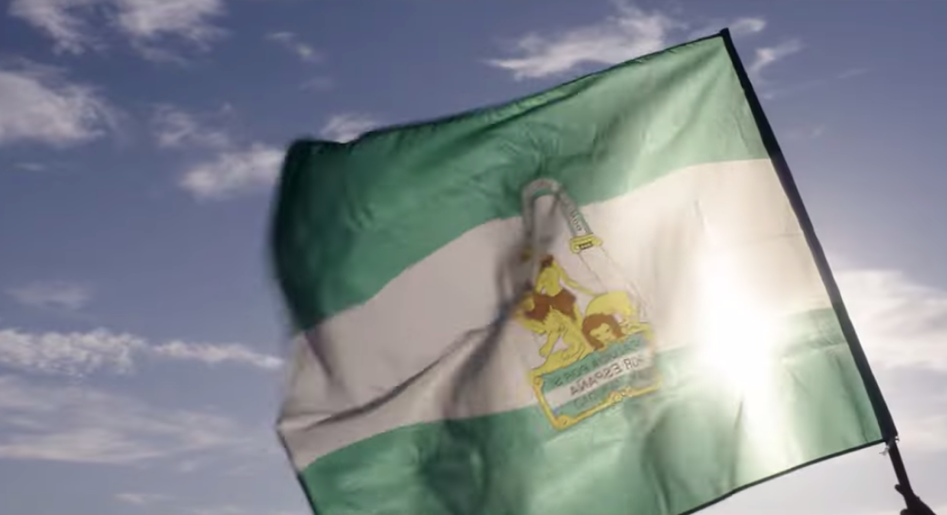 La bandera de Andalucía ondea en el cielo. EP