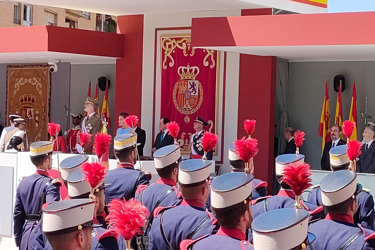 Los Reyes presiden un multitudinario desfile por el Día de las Fuerzas Armadas en Huesca. Europa Press
