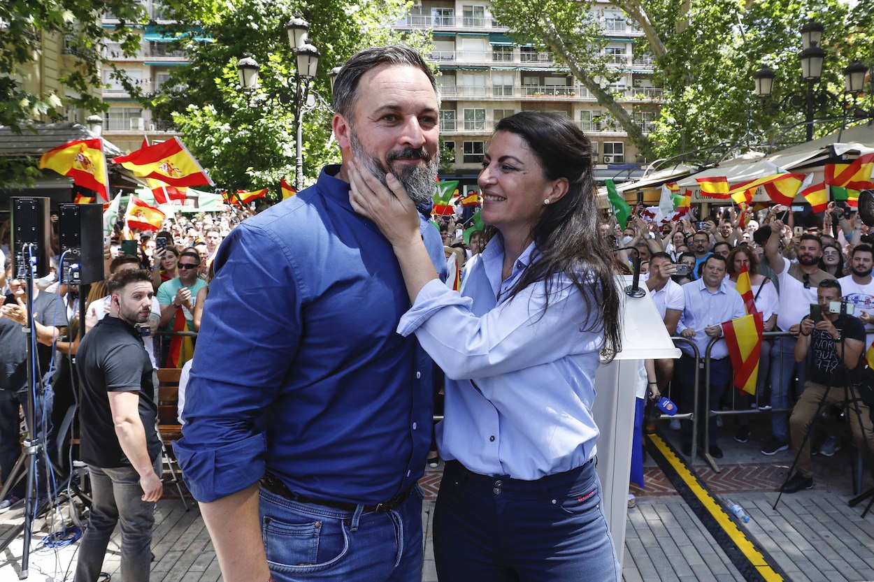 Macarena Olona acaricia a Santiago Abascal. EP