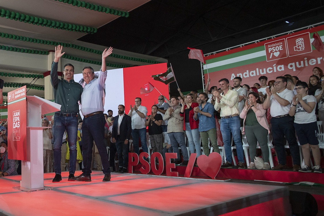Pedro Sánchez y Juan Espadas en el mítin de Dos Hermanas. Europa Press