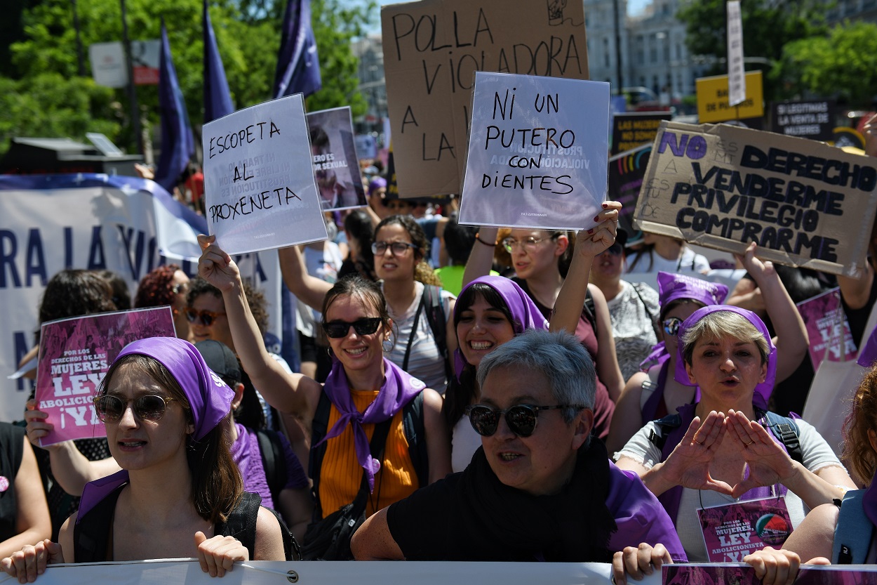 Varias personas sujetan pancartas en una manifestación para reclamar la abolición de la prostitución. Fuente: Europa Press.