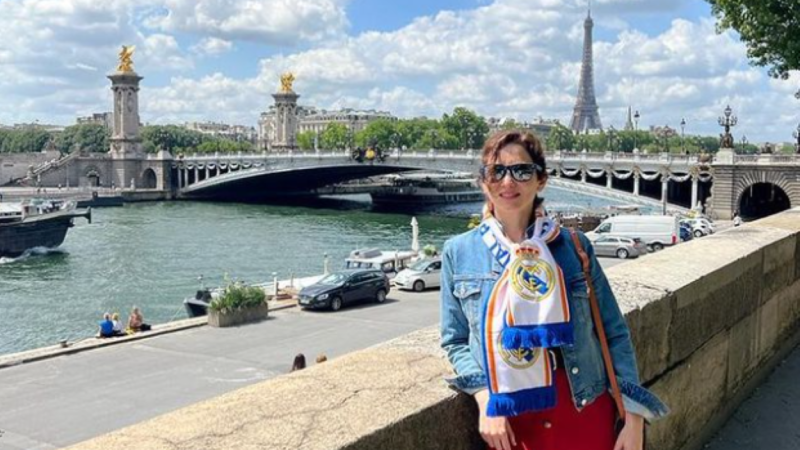 Ayuso posa con una bufanda del Real Madrid. Instagram @isabeldiazayuso.