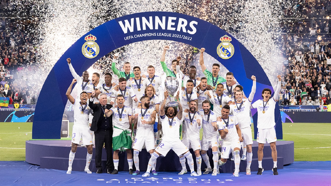Los jugadores del Real Madrid levantan la 14ª Champions. Fuente: Twitter.