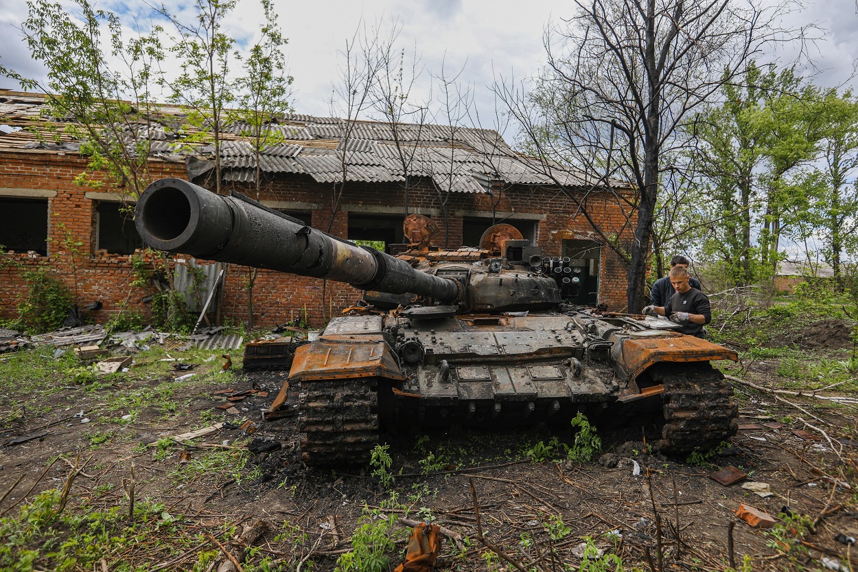 Un tanque ruso dañado en Ucrania. Fuente: Europa Press.