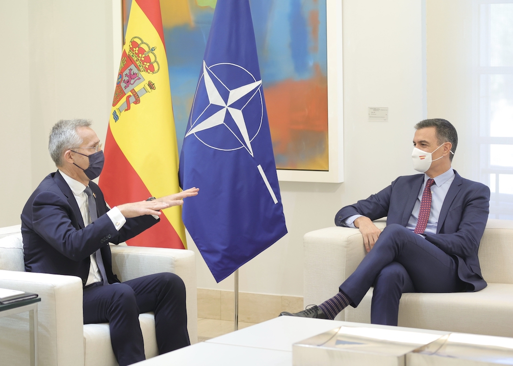 Pedro Sánchez con el secretario general de la OTAN, Jens Stoltenberg. Europa Press