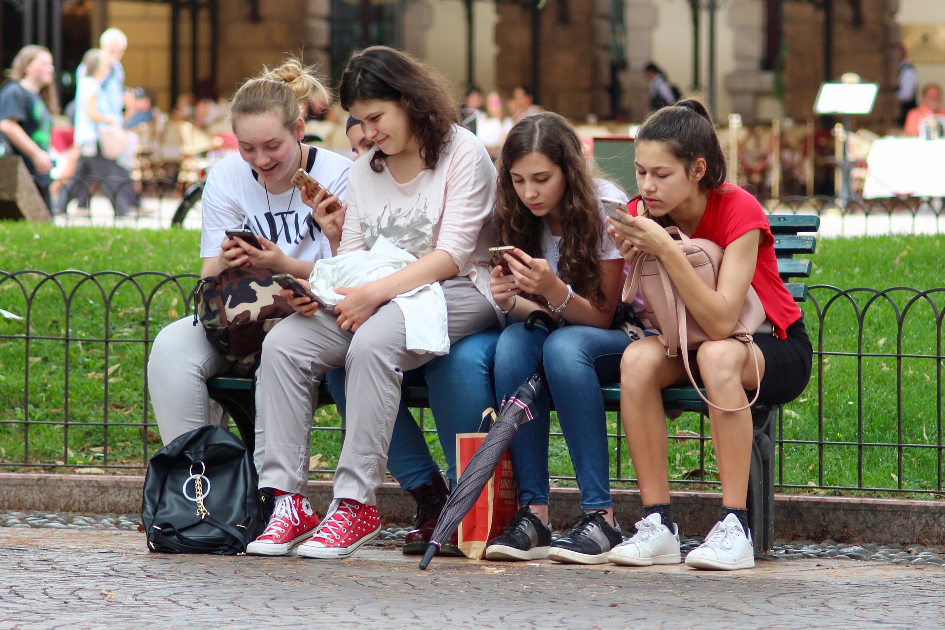 Chicas adolescentes usando su teléfono móvil