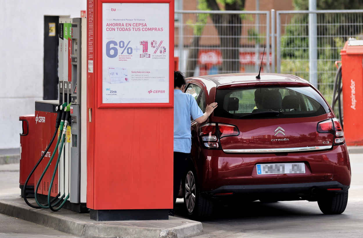 Una mujer reposta en una gasolinera. Europa Press