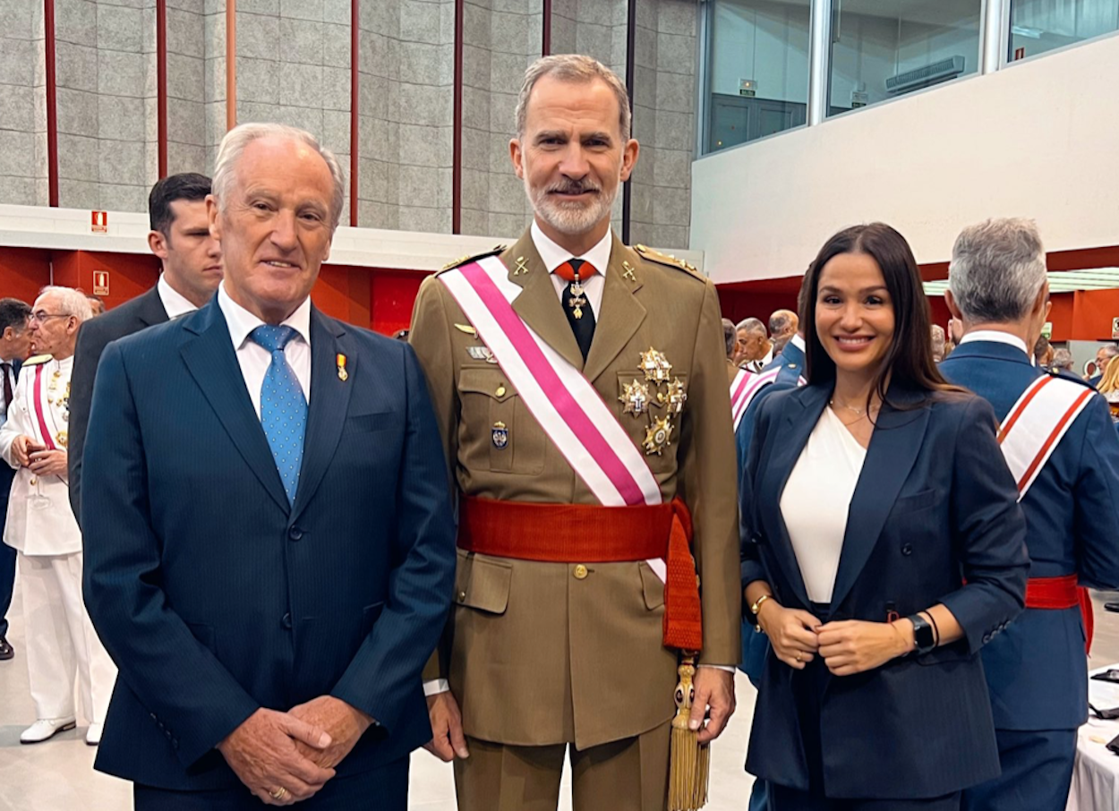 Mireia Borrás, diputada de Vox, junto a Felipe VI