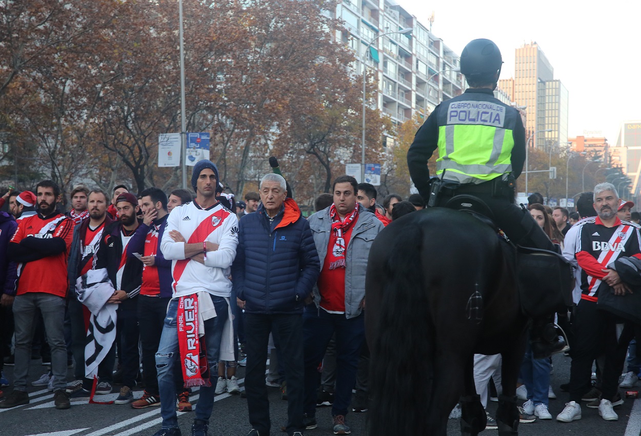 Dispositivo policial en los aledaños del Santiago Bernabéu durante la final de la Libertadores celebrada en Madrid. EP