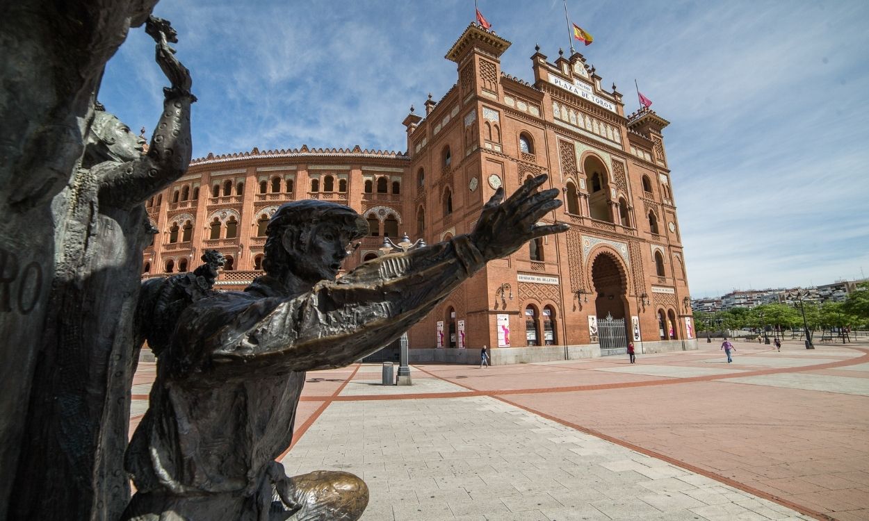 Varias personas caminan junto a la Plaza de Toros de Las Ventas. Europa Press.