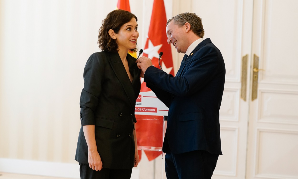 Isabel Díaz Ayuso, presidenta de la CAM, recibe las Llaves de oro de los Conserjes de Hotel