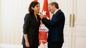 Isabel Díaz Ayuso, presidenta de la CAM, recibe las Llaves de oro de los Conserjes de Hotel