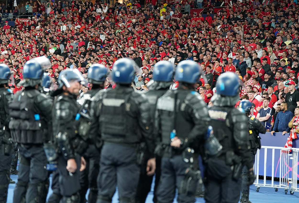 La policía dentro del Stade de France junto a la afición del Liverpool. EP