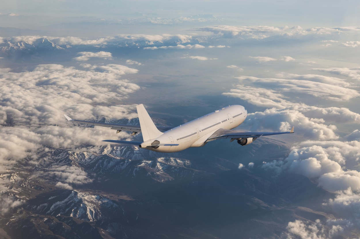 Un avión en el espacio aéreo. 