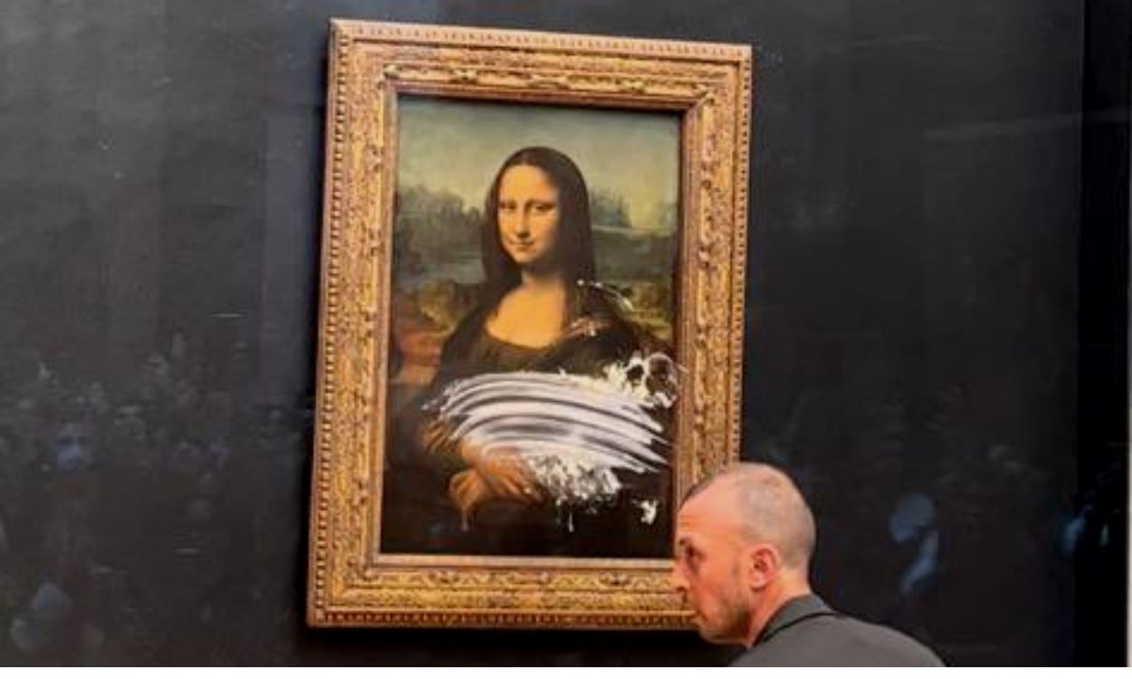Atacan la 'Mona Lisa' en el Museo del Louvre. Redes sociales.